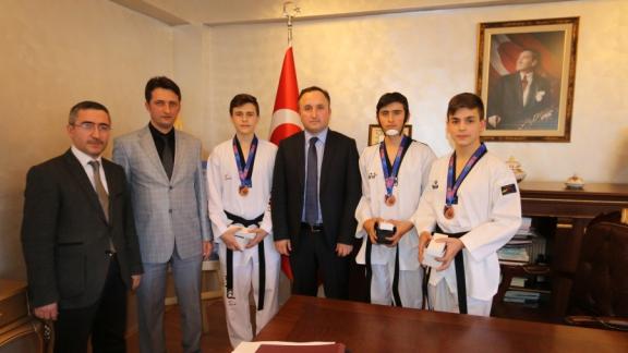 Uluslararası Türkiye Açık Taekwondo Turnuvası Şampiyonlarından, İl Milli Eğitim Müdürümüz Coşkun Esen´e Ziyaret. 