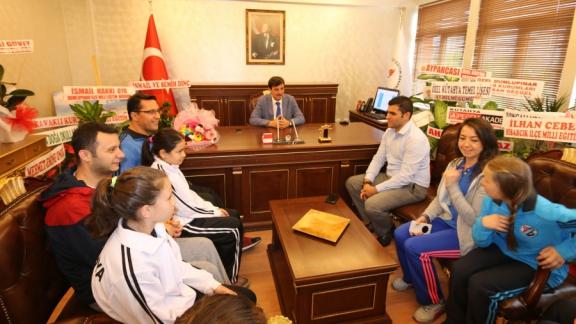 Türkiye Üçüncüsü Öğrencilerden İl Milli Eğitim Müdürü Sabahattin Dülger´e Ziyaret