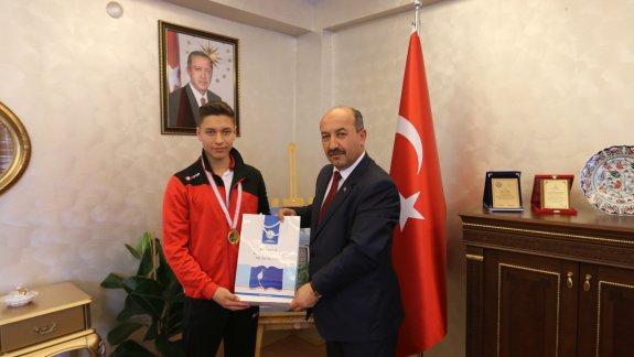 İl Milli Eğitim Müdürü Hasan Başyiğit, Halter Türkiye Şampiyonunu Kabul Etti.