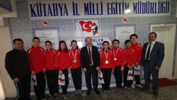 İl Milli Eğitim Müdürü Hasan Başyiğit, Türkiye Şampiyonu Öğrencileri Kabul Etti. 