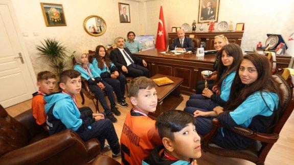 İl Milli Eğitim Müdürü Hasan Başyiğit, Türkiye Birincisi Öğrencileri Kabul Etti.
