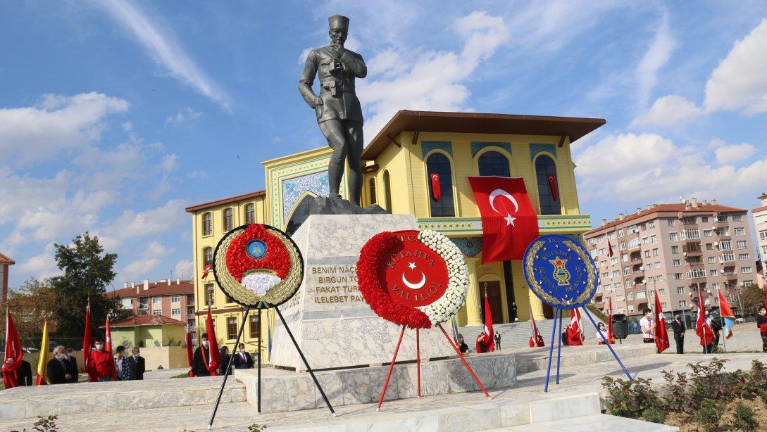 29 Ekim Cumhuriyet Bayramı Dolayısıyla Atatürk Anıtı'na Çelenk Sunma Töreni Düzenlendi