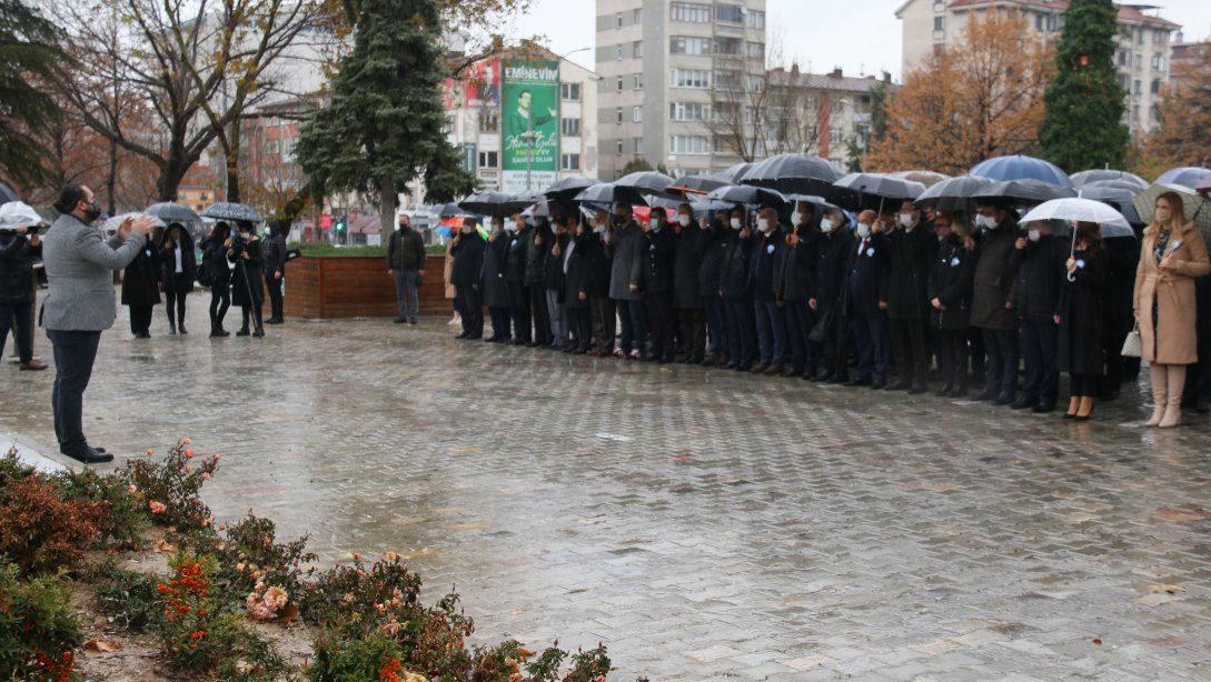 24 Kasım Öğretmenler Günü Dolayısıyla Atatürk Anıtına Çelenk Sunuldu