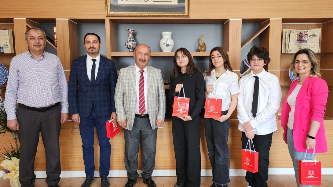 TÜBİTAK Projesinde Türkiye Üçüncülüğü Elde Eden Öğrencilerimizden Müdürlüğümüze Ziyaret