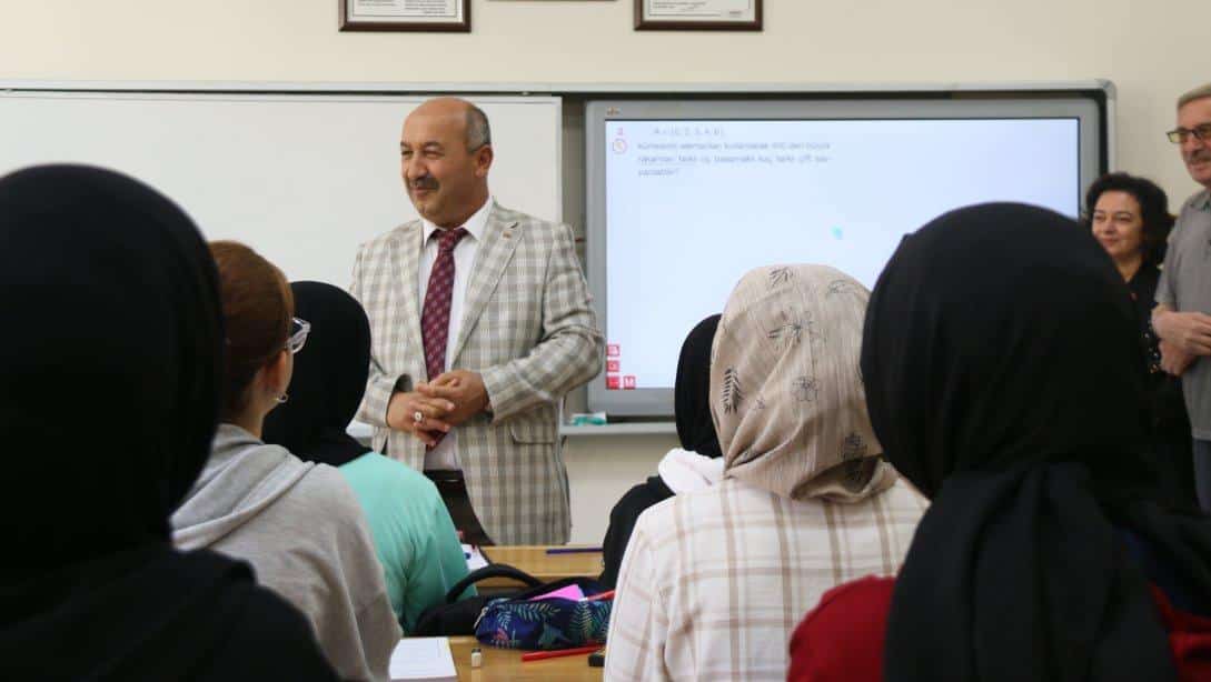 Millî Eğitim Müdürümüz Hasan BAŞYİĞİT Kütahya Kız Anadolu İmam Hatip Lisesini Ziyaret Etti