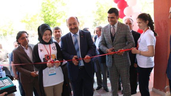İl Milli Eğitim Müdürü Hasan Başyiğit, Ümran Aygen Ortaokulu ve Linyit Ortaokulunda Bilim Fuarlarını Açtı.