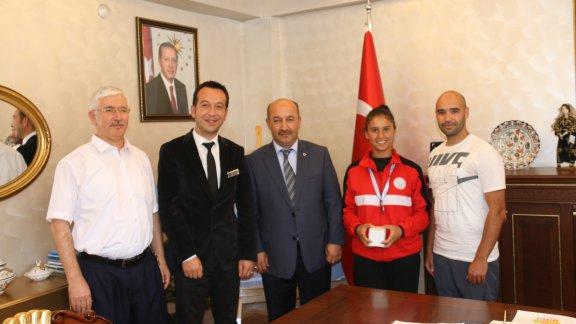 İl Milli Eğitim Müdürü Hasan Başyiğit, Atletizm Türkiye Şampiyonası Türkiye 2.si Yaprak Gündüzü Kabul Etti.