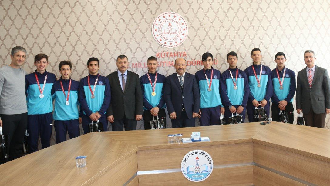 Halterde Türkiye Şampiyonu ve Atletizmde Türkiye İkincisi Olan KUTSO Mesleki ve Teknik Anadolu Lisesi Sporcuları, İl Millî Eğitim Müdürümüz Hasan BAŞYİĞİTi Ziyaret Etti