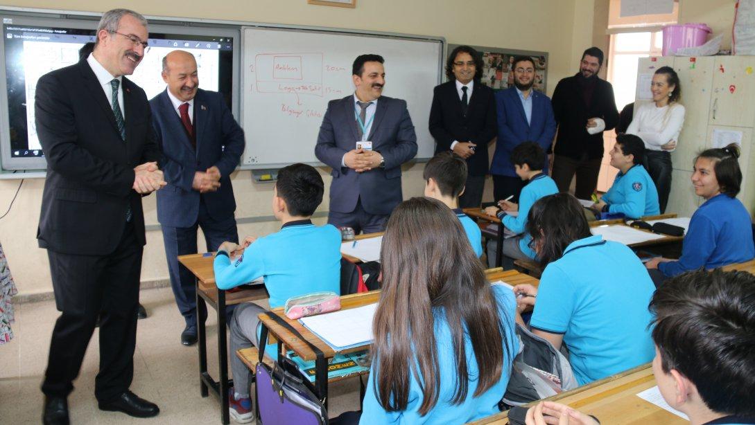 Vali Sayın Dr. Ömer TORAMAN Şehitler Ortaokulu'nu Ziyaret Etti