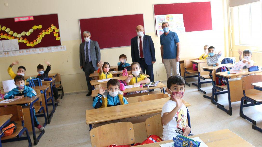 İl Millî Eğitim Müdürümüz Hasan BAŞYİĞİT, 80. Yıl Özel İdare İlkokulunu Ziyaret Etti