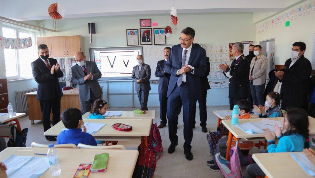 Valimiz Sayın Ali ÇELİK Şehit Teğmen Ahmet Tarım İlkokulunu Ziyaret Etti