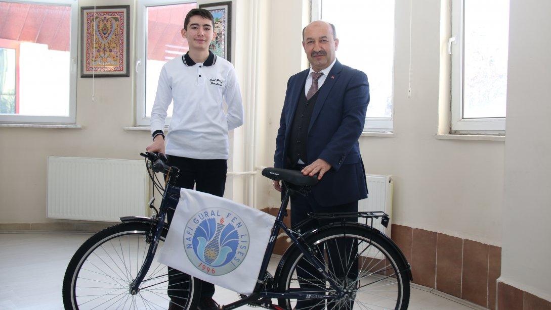 Çevrim İçi Bilgi Yarışmasında Derece Yapan Öğrencimiz Bisiklet Ödülünü Aldı