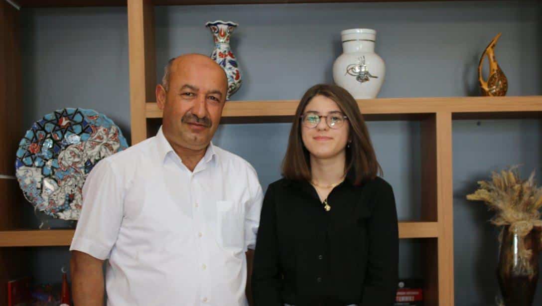 İl Millî Eğitim Müdürümüz Hasan BAŞYİĞİT, YKS Türkiye 32'ncisi Zeynep MERT'i Tebrik Etti