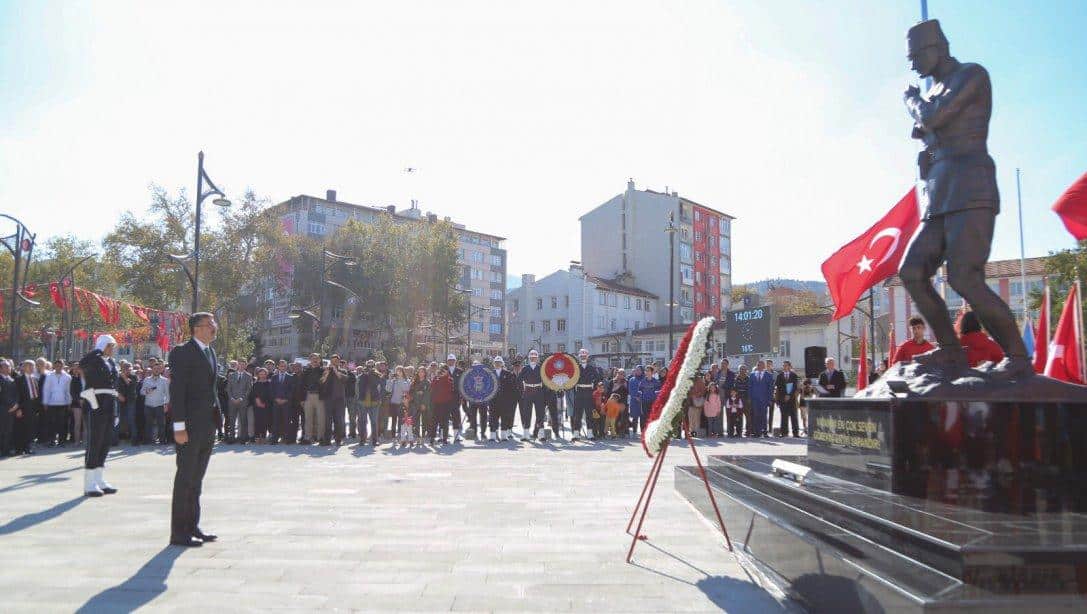 Cumhuriyet Bayramı Dolayısıyla Atatürk Anıtı'na Çelenk Sunuldu