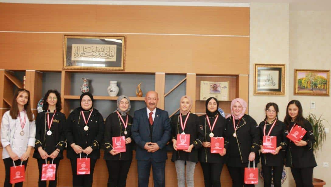 Uluslararası Gastro Antalya Yemek Yarışmasından Ödülle Dönen Öğrencilerden Müdürlüğümüze Ziyaret