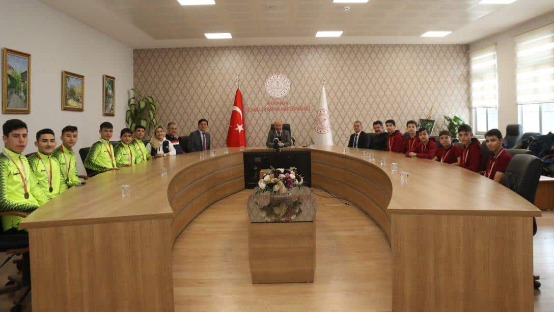 Millî Eğitim Müdürümüz Hasan BAŞYİĞİT Kros Türkiye Şampiyonasına Katılma Hakkı Kazanan Öğrencilerimizle Buluştu