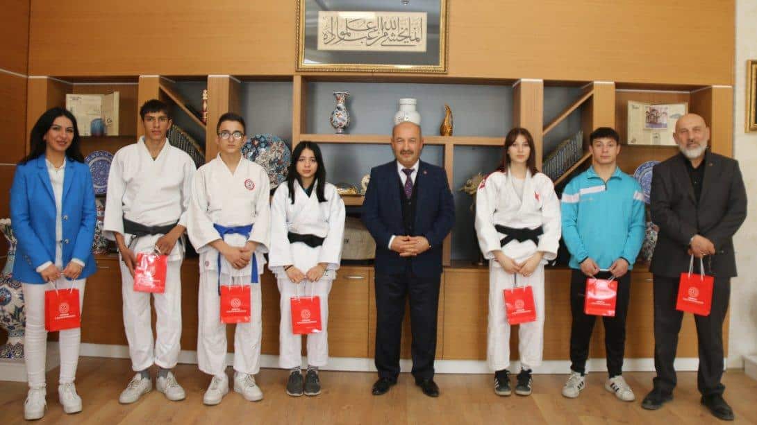 Paralimpik Judo Branşında Derece Elde Eden Öğrencilerden Müdürlüğümüze Ziyaret