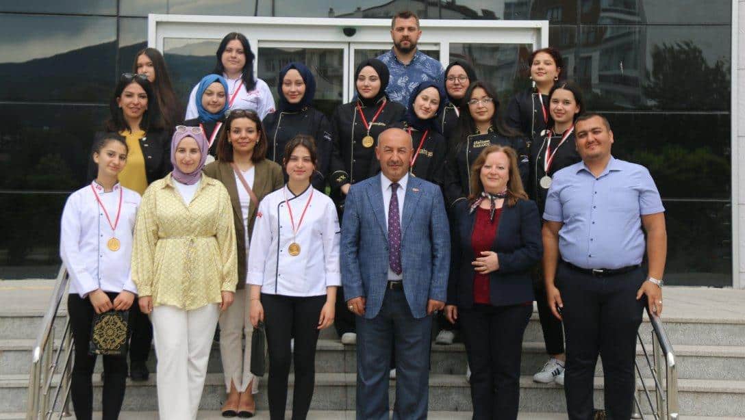 Yemek Yarışmasında Derece Elde Eden Devlet Hatun Meslekî ve Teknik Anadolu Lisesi Öğrencilerinden Müdürlüğümüze Ziyaret