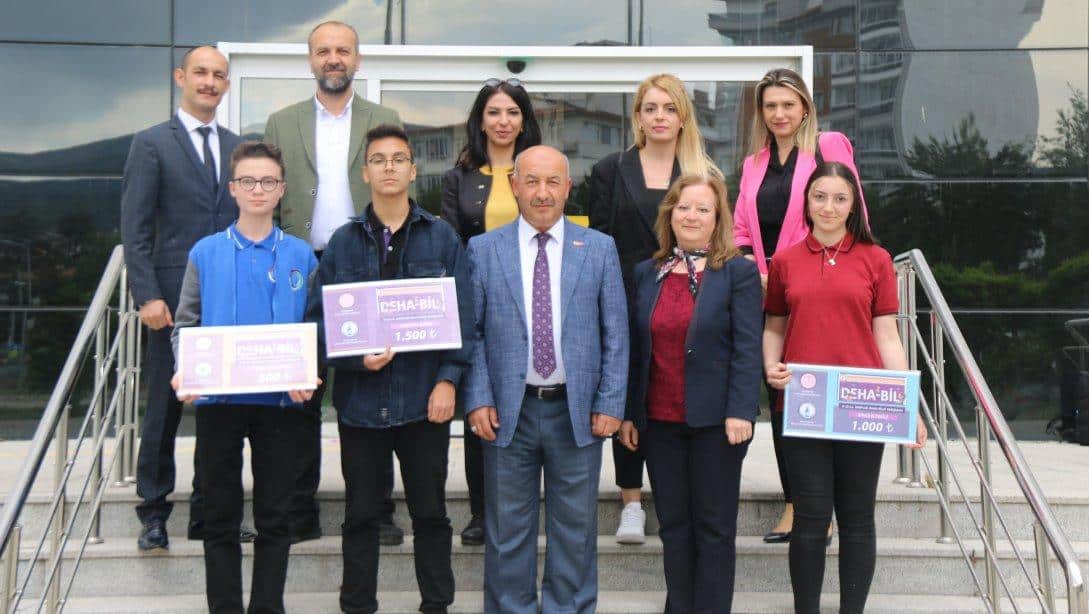 DEHA-BİL Kütahya Liseler Arası Çevrimiçi Bilgi Yarışmasında Dereceye Giren Öğrencilere Ödülleri Verildi