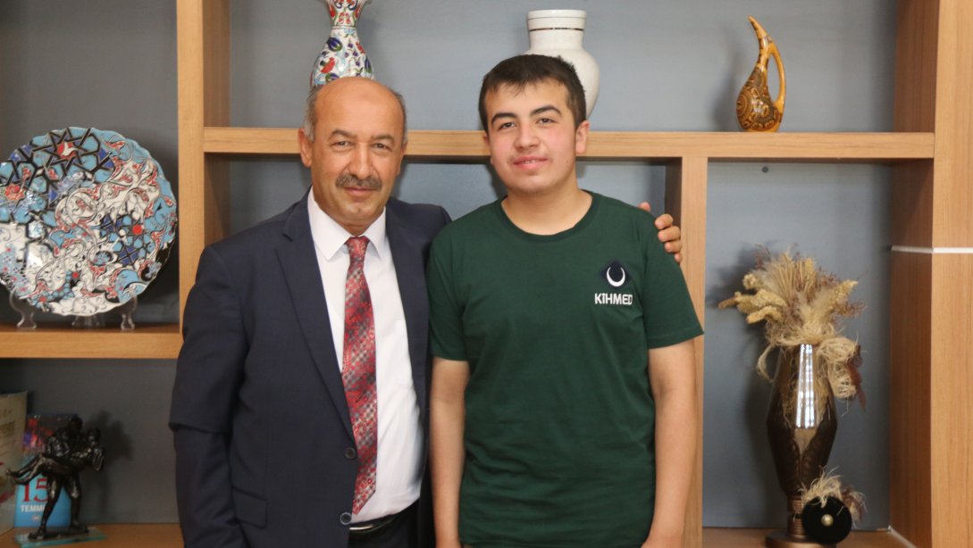 Millî Eğitim Müdürümüz Hasan BAŞYİĞİT'ten Türkiye Birincisi Enes Malik ÖNSAY'a Tebrik ve Destek