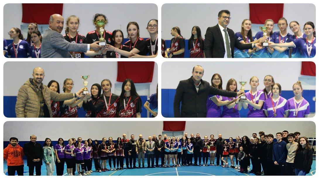Okul Sporları Kapsamında Düzenlenen Kız Öğrenciler Arası Badminton Turnuvasında Dereceye Giren Takımlara Kupa ve Madalya Verildi
