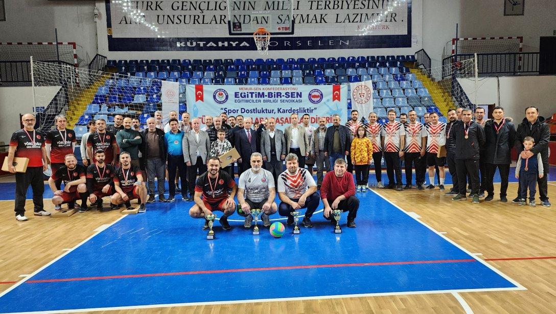 Kütahya'da Eğitim Çalışanları Voleybol Turnuvası Sona Erdi: Şampiyon Şehitler Ortaokulu!