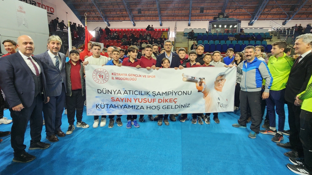 Kütahya'da Sporcu Gençlere Malzeme Desteği Etkinliği Düzenlendi