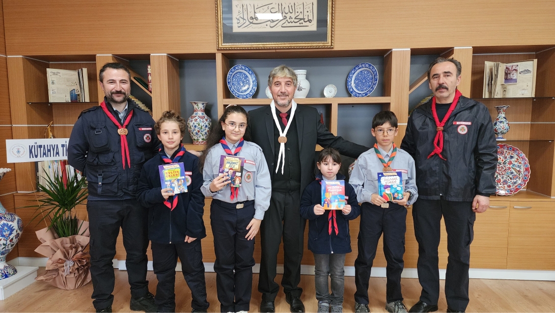 İzciler Millî Eğitim Müdürümüz Mustafa YILMAZ'ı Makamında Ziyaret Ettiler